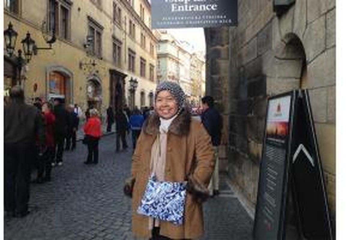Elidawati, Founder, Elzatta, saat menikmati perjalanan keliling Eropa bersama seluruh mitra bisnis Elhijab. 