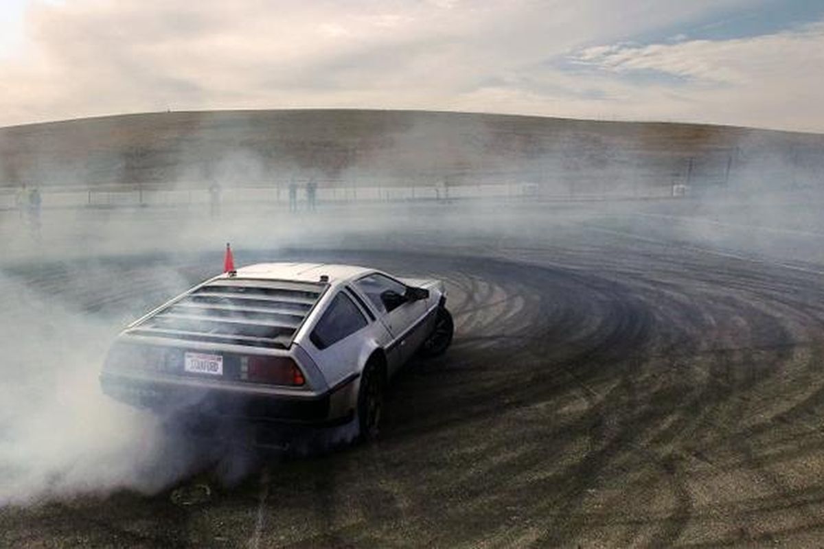 DeLorean DMC-12 berteknologi otonomos dan bisa drifting.