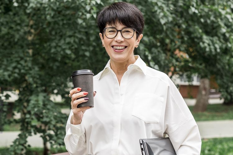 7 Rahasia Tampil Trendi untuk Perempuan Usia 60 Tahun