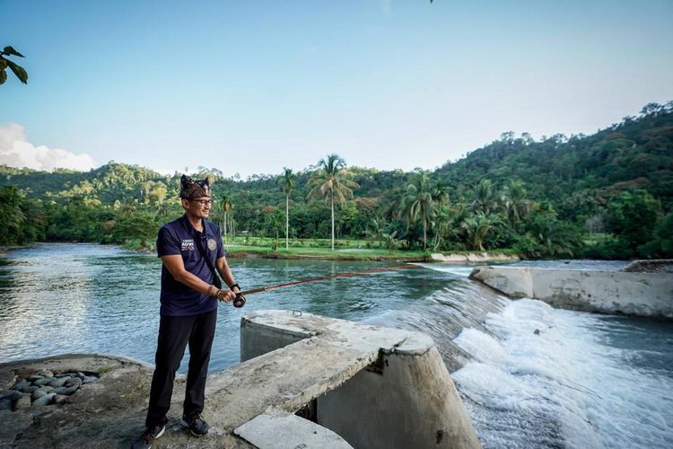 Menparekraf Sandiaga Salahuddin Uno  dalam kunjungannya ke Desa Wisata Nyarai dikenal dengan ekowisata sungai, Padang Pariaman, (31/3/2023).