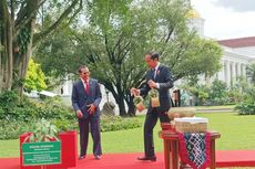 Jokowi Ajak PM Timor Leste Tanam Bibit Pohon Cendana di Istana Bogor