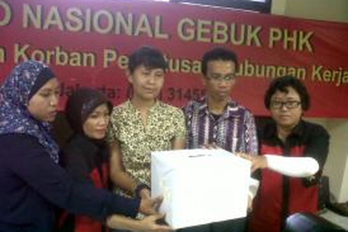 Lami (paling kiri) dalam acara peluncurkan posko pengaduan Tunjangan Hari Raya (THR) dan lawan Pemutusan Hubungan Kerja (PHK), YLBHI, Jakarta. 