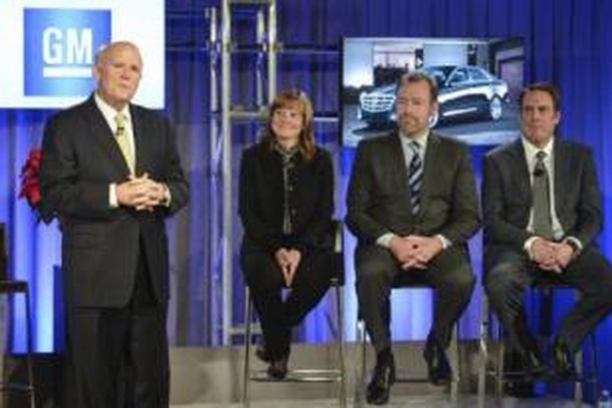 Mary Barra (dua dari kiri), CEO baru General Motors.