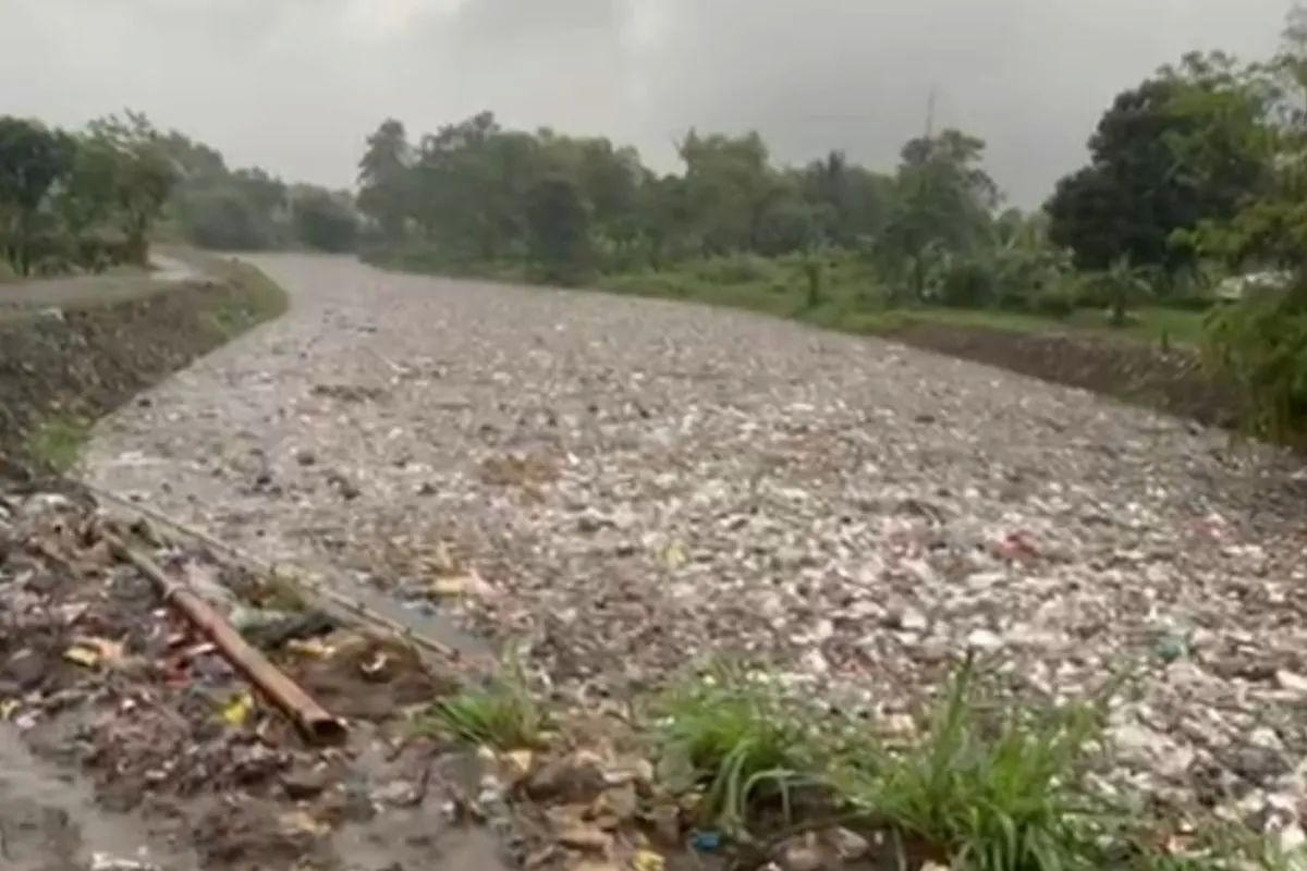 Tangkapan layar video kondisi Sungai Citaum tepatnya di Oxbow Cicukang, Mekarrahayu, Margaasih, Kabupaten Bandung kembali dipenuhi sampah pada Rabu (26/2/2025).