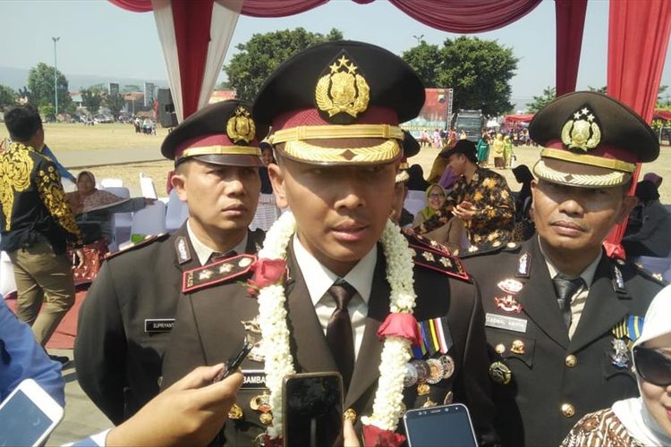 Kapolres Banyumas AKBP Bambang Yudhantara Salamun memberi keterangan seusai upacara HUT Bhayangkara di Alun-alun Banyumas, Rabu (10/7/2019).