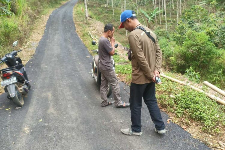 Jalan di desa Gentinggunung Sukorejo Kendal Jawa Tengah yang viral, karena aspalnya ambyar. KOMPAS.COM/SLAMET PRIYATIN