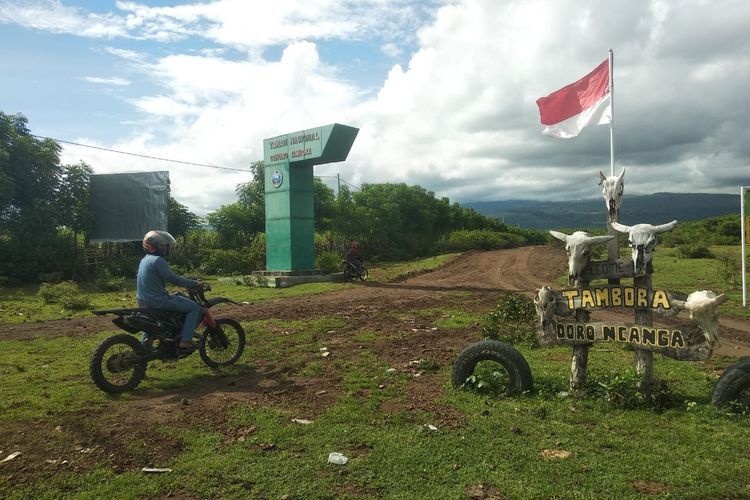 Gerbang masuk Jalur Pendakian Ndoro Ncanga.