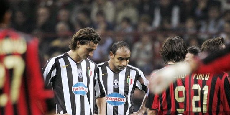 Reaksi dua pemain Juventus Zlatan Ibrahimovic (kiri), dan Emerson (kanan) dalam laga kontra AC Milan di Stadion San Siro, 29 Oktober 2005. Dalam pertandingan tersebut, AC Milan menang dengan skor 3-1. 