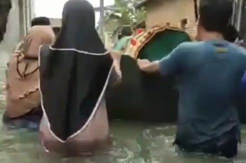 Video Viral Jenazah Diangkut Pakai Perahu Terobos Banjir di Kudus