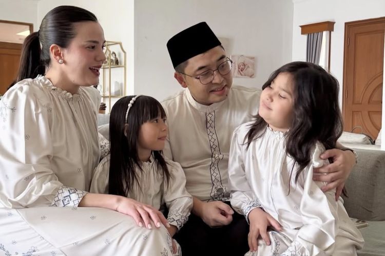 Gaya Lebaran Keluarga Alice Norin, Kompak Pakai Sarimbit yang Elegan