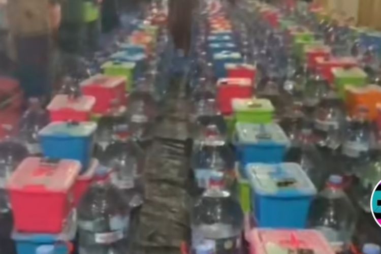 Tangkapan layar video oleh-oleh hajatan di Bojonegoro berupa air mineral galon dan satu kontainer makanan