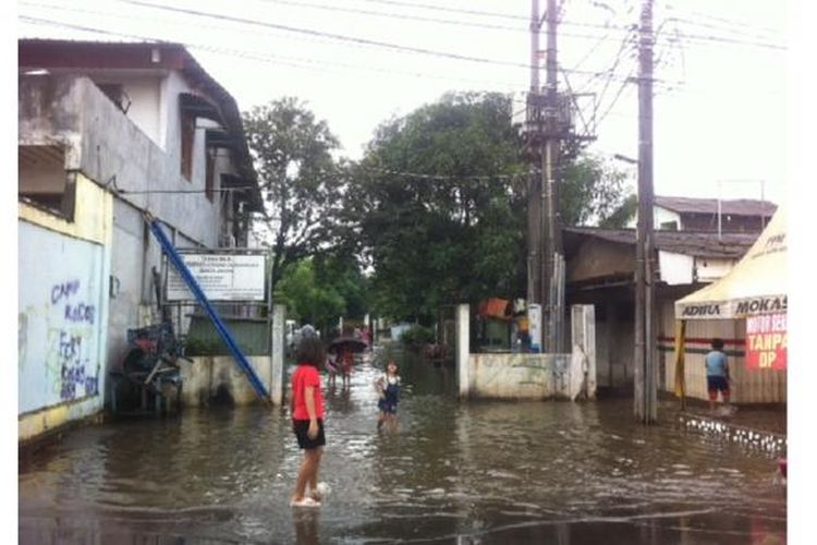 Salah satu perumahan di wilayah Kembangan masih terendam banjir. Hal tersebut mengganggu aktivitas warga sehari-hari. Foto diambil pada Rabu (11/02/2015).