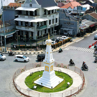 Foto udara kendaraan yang bergerak di jalan dekat Tugu Yogyakarta