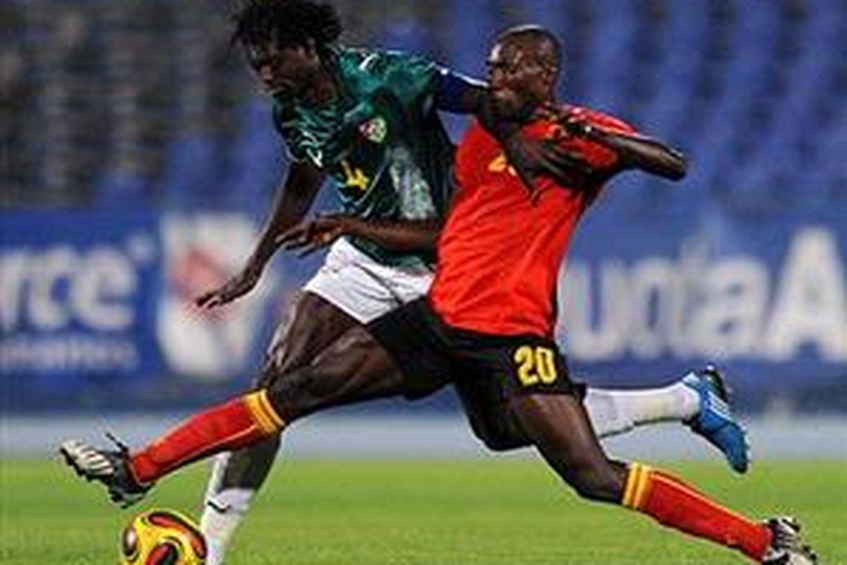 Penyerang tim nasional Togo, Emmanuel Edebayor (kiri), saat berlaga melawan Angola pada laga persahabatan di Lisbon, Agustus 2009. Togo menyatakan mundur dari turnamen Piala Afrika 2010 di Angola menyusul insiden penembakan yang menewaskan dua orang dari rombongan Togo, Jumat (8/1/2010).