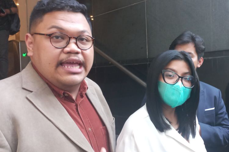 Dea OnlyFans (Kanan) bersama kuasa hukumnya Abdillah (kiri) saat menjalani wajib lapor kasus pornografi di Mapolda Metro Jaya, Senin (28/3/2022). 