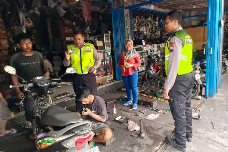 Polisi melakukan sosialisasi knalpot brong di sejumlah bengkel variasi motor di Purworejo