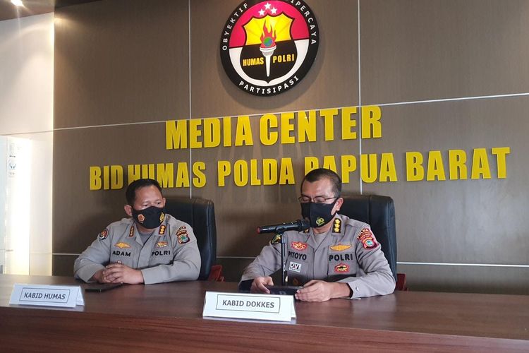 Kabid Humas dan Kabiddokes Polda Papua Barat saat menyampaikan keterangan pers Jumat (11/2-2022)