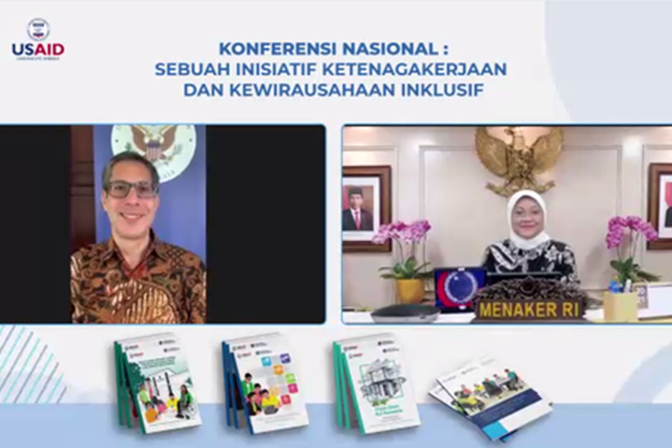 Wakil Duta AS Besar Kleine dan Menteri Ketenagakerjaan Ida Fauziah, dalam konferensi nasional ketenagakerjaan yang diselenggarakan bersama oleh Badan Pembangunan Internasional Amerika Serikat (USAID) dan Kementerian Ketenagakerjaan melansir rilis pada Rabu (6/10/2021). 
