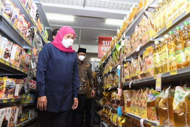 Gubernur Jawa Timur Khofifah Indar Parawansa meninjau tempat penjualan minyak goreng di sejumlah toko ritel di Sidoarjo 