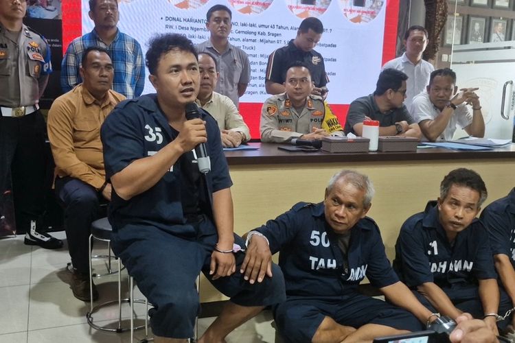 Lima tersangka penyelundupan dan penyiksaan hewan menghadiri jumpa pers di Mapolrestabes Semarang, Rabu (10/1/2024).