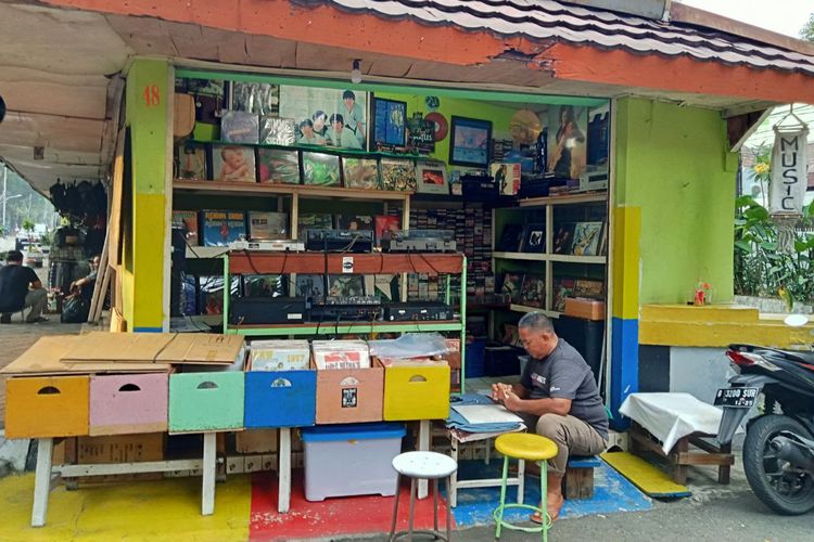 Irwansyah, pedagang kios musik kuno di Jalan Surabaya.