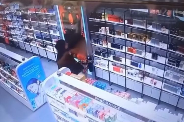 Terekam CCTV, Sepasang Orangtua Diduga Jadikan Anak Tameng untuk Curi Parfum di Mal Semarang