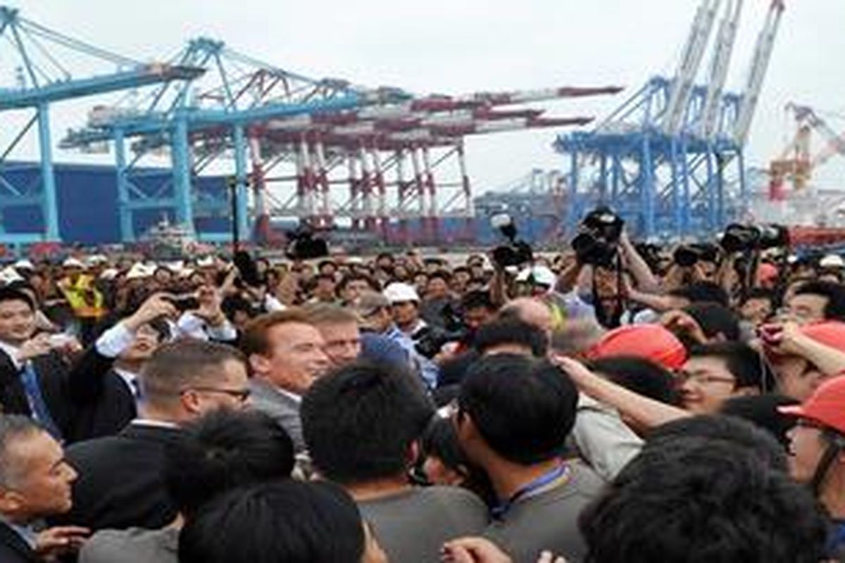 California Governor Arnold Schwarzenegger (C-L) greets workers during his visit to the Zhenhua Port Machinery Company (ZPMC) in Shanghai  on September 13, 2010. ZPMC the world leader in port container cranes is also manufacturing the fabricated steel deck and tower for the Self-Anchored Suspension Span of the San Francisco Oakland Bay Bridge. Schwarzenegger is on a six-day trade mission to Asia, vowing to be his states salesman in chief on the trip to China, Japan and South Korea.