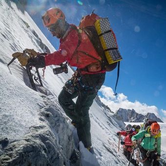 Tim pendaki Gunung Hkakabo Razi dari North Face - National Geographic saat mendaki medan gunung yang bersalju. 