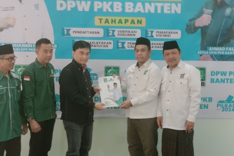 Mantan Bupati Pandeglang Achmad Dimyati Natakusumah menyerahkan formulir pendaftaran ke DPW PKB Banten sebagai bakal calon gubernur Banten. Rabu (1/4/2024).