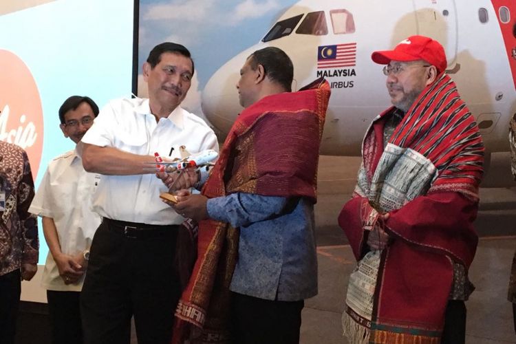 Menteri Koordinator Bidang Kemaritiman Luhut Binsar Panjaitan bersama CEO AirAsia Tony Fernandes saat menghadiri peluncuran rute Kuala Lumpur-Silangit di Hotel Kempinski, Kamis (2/8/2018).