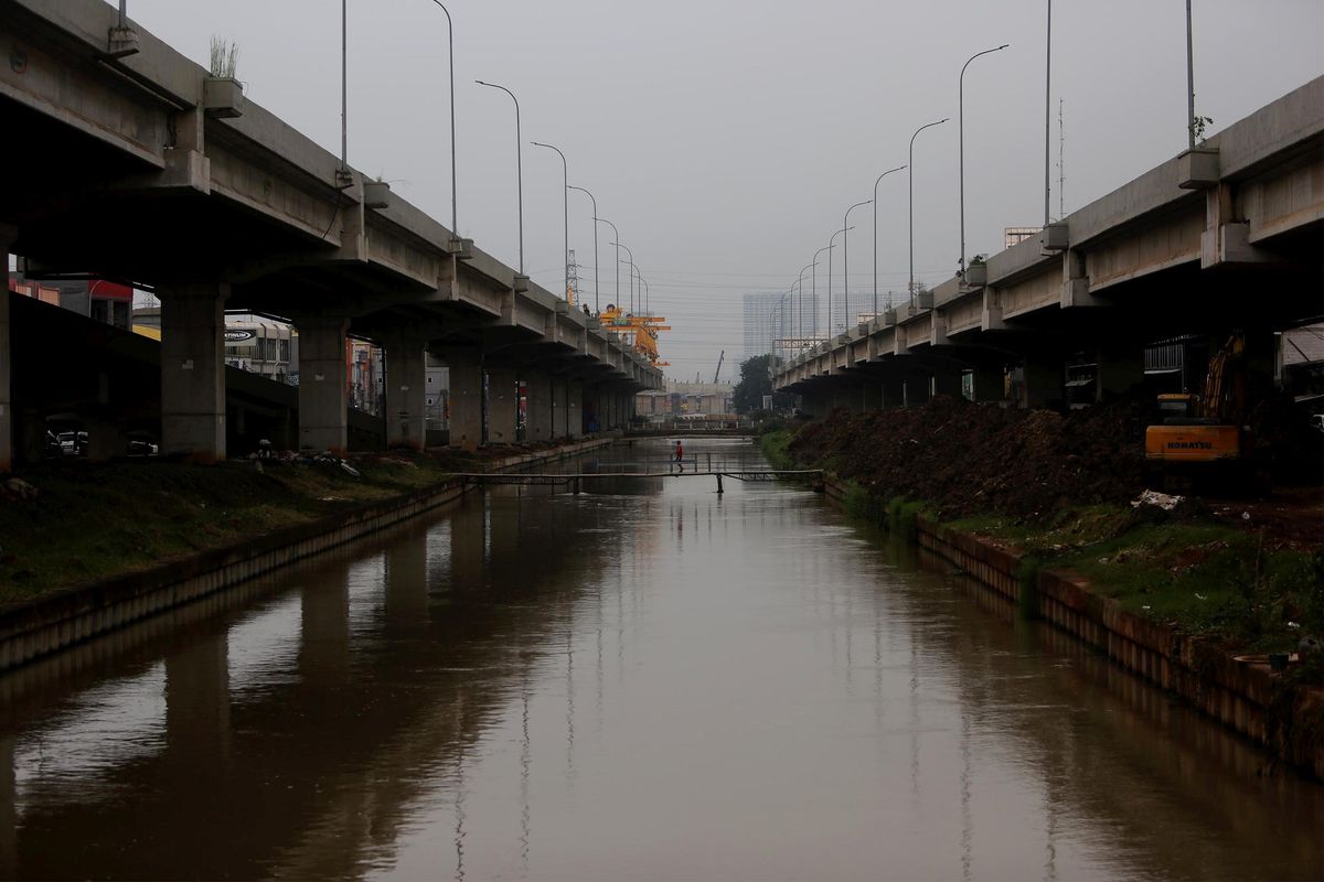 Kalimalang diapit Tol Becakayu di kawasan Bintara Jaya, Kota Bekasi, Jawa Barat, Sabtu (27/4/2019). 