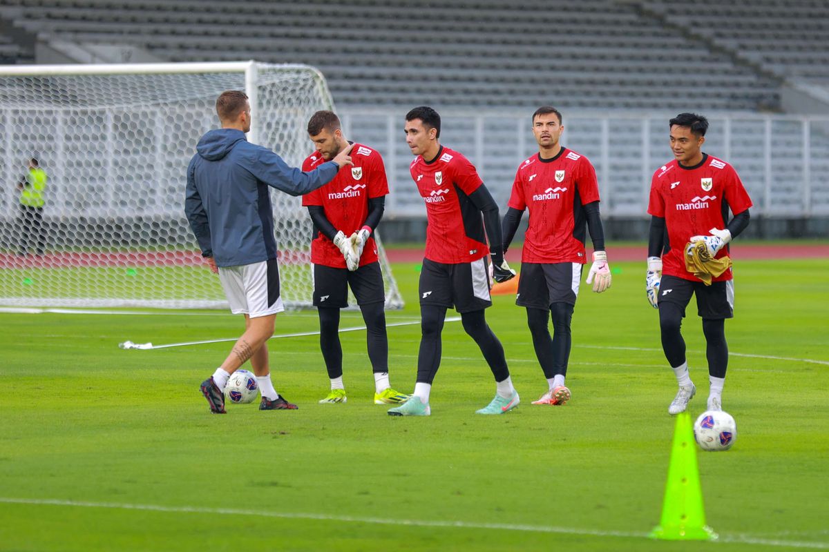 Pelatih kiper timnas Indonesia Sjoerd Woudenberg memberikan arahan pada Maarten Paes, Nadeo Argawinata, Emil Audero, dan Ernando Ari (kiri ke kanan) saat sesi latihan jelang pertandingan Kualifikasi Piala Dunia 2026 di Stadion Madya, Gelora Bung Karno, Senayan, Minggu (22/3/2025). Indonesia akan menghadapi Bahrain dalam laga putaran ketiga Kualifikasi Piala Dunia 2026, di Stadion Utama Gelora Bung Karno, pada Selasa (25/3/2025).