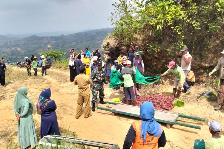 Sejumlah warga membantu mengevakuasi Kundori (42), penggali tambang pasir kuarsa yang meninggal tertimbun longsor di lahan tambang yang diduga milik anggota DPR RI Jazilul Fawaid, di kawasan Agro Park Klumpit, Kecamatan Soko, Kabupaten Tuban, Jawa Timur, Senin (20/10/2025)