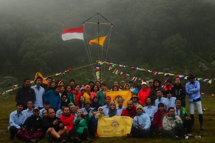 Kong Latiep mendaki Gunung Gede dalam acara Jambora 50 Tahun Mapala UI di Lembah Suryakencana Gunung Gede, Jawa Barat pada Desember 2014. 