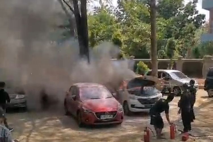Dua kendaraan roda empat terbakar pada momen wisuda di Institut Seni Indonesia (ISI) Surakarta, Jawa Tengah (Jateng) pada Rabu (18/10/2023).
