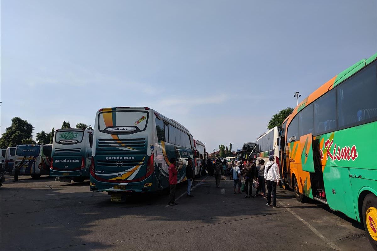 bus-bus yang bersandar di terminal Kalideres