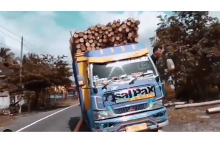 Tangkapan layar video viral truk pengangkut kayu di Lumajang, Jawa Timur lakukan aksi oleng berbahaya.