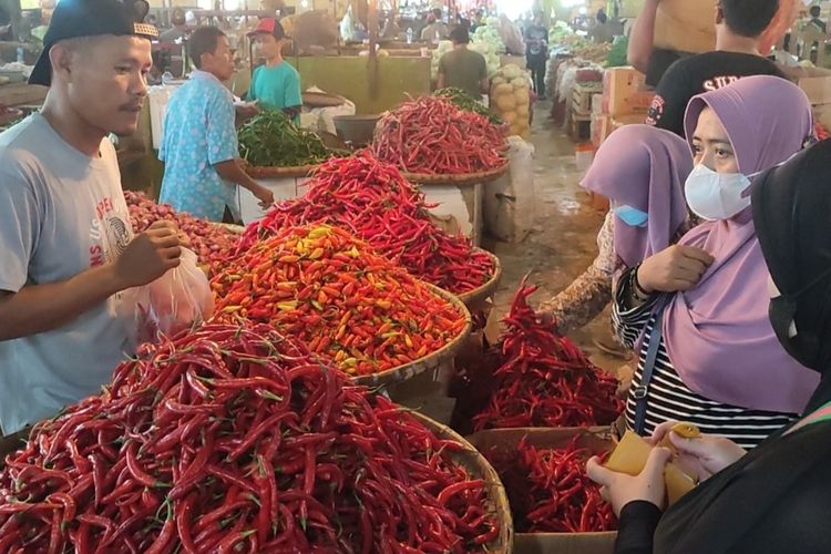 Warga membeli cabai rawit merah di lapak Muhaimin, Pasar Jagasatru, Kota Cirebon, Jawa Barat, Jumat (29/7/2022). Sejumlah kebutuhan bumbu dapur masyarakat mulai turun dari yang sebelumnya mengalami kenaikan pesat.