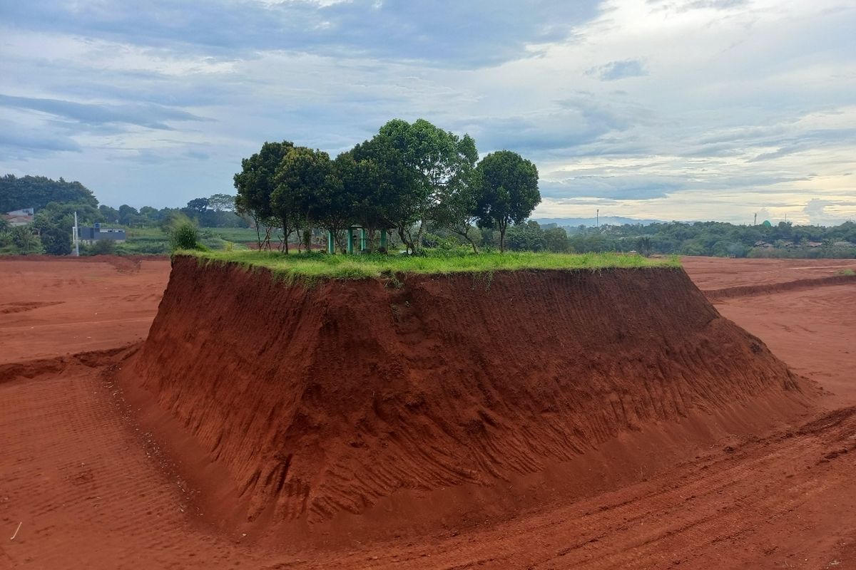 Penampakan makam yang tak digusur oleh proyek pembangunan perumahan di Jalan Curug, Curug, Bojongsari, Depok. 