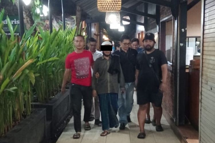 AM(50) Pimpinan Ponpes di Sekotong, Lombok Barat, tersangka pelecehan dan perkosaan 4 santriwati, akhirnya ditangkap Polres Lombok Barat, Kamis (6/6/2024), setelah buron 1 bulan.