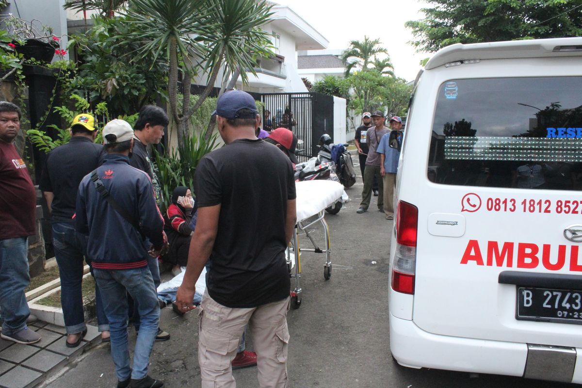 Kurir ekspedisi berinisial YS ditemukan tergeletak tak bernyawa di depan rumah warga di sebuah perumahan kawasa Kembangan, Jakarta Barat, Rabu (15/2/2023). 