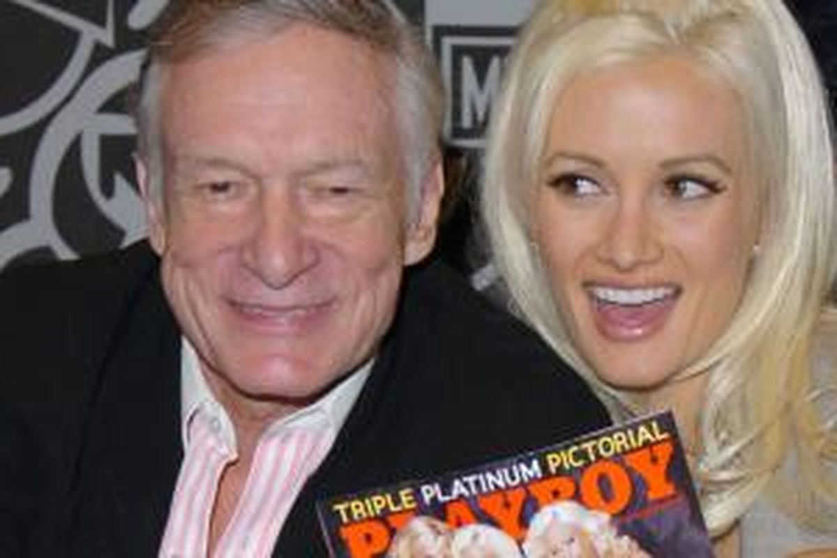 Hugh Hefner (89) dan Holly Madison saat masih menjadi sepasang kekasih di awal tahun 2000-an silam. 