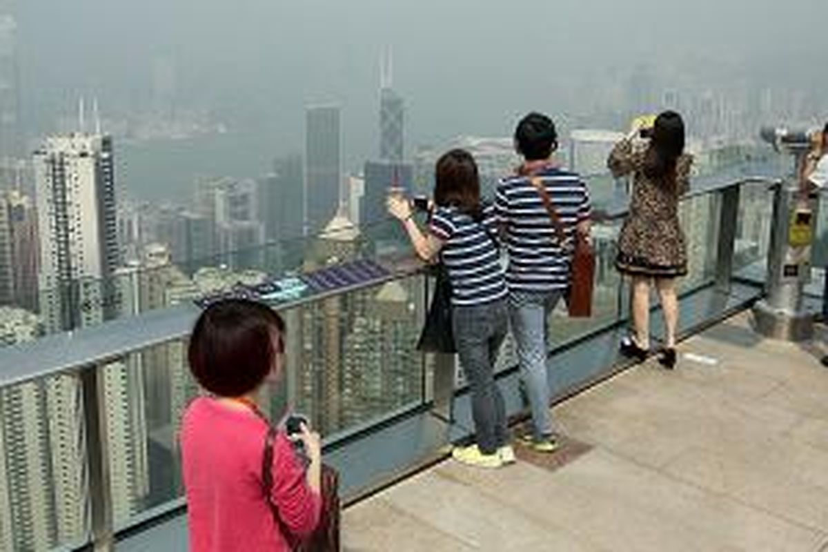 Sejumlah pengunjung berkumpul di salah satu pojok The Peak Terrace 428, lokasi tertinggi di Pulau Hongkong, Jumat (26/9/2014). 