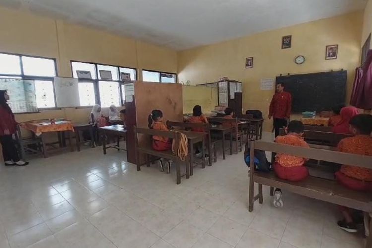  Sekolah Dasar (SD) Negeri Prenduan III Kabupaten Sumenep menggabungkan tiga kelas dalam satu ruangan, Senin (13/5/2024). 