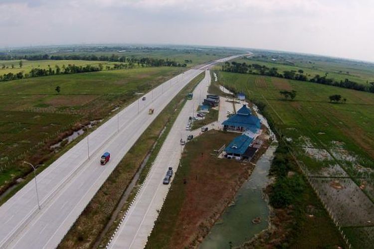 Ruas jalan tol Pejagan-Brebes Timur, Jawa Tengah, difoto dari udara, Minggu (26/6/2016). Ruas yang merupakan bagian dari Tol Trans-Jawa tersebut saat ini sudah dibuka dan bisa dimanfaatkan untuk jalur mudik Lebaran 2016.