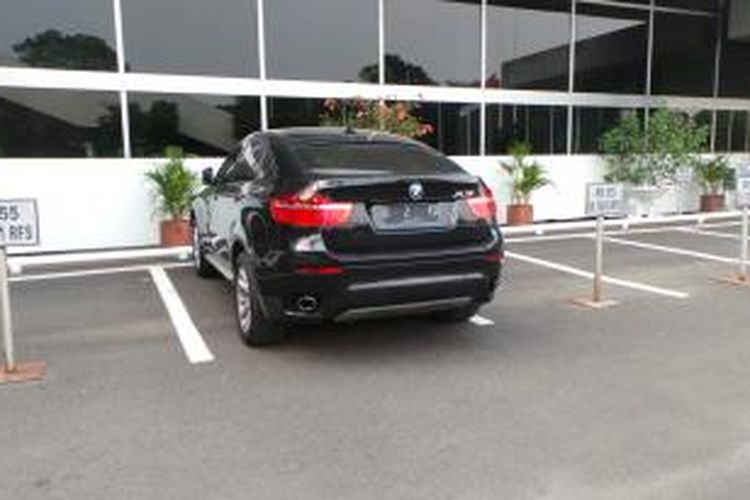 Mobil BMW X6 milik Ketua Komisi III DPR Pieter C Zulkifli Simabuea yang diparkir di lahan parkir pimpinan DPR-MPR, Selasa (8/10/2013).