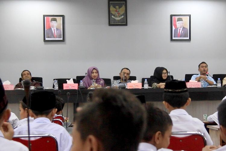 Salah satu ruangan pertemuan di gedung DPR Aceh yang telah dipasang foto Presiden dan Wakil Presiden berbahan spanduk, Kamis (24/10/21019).