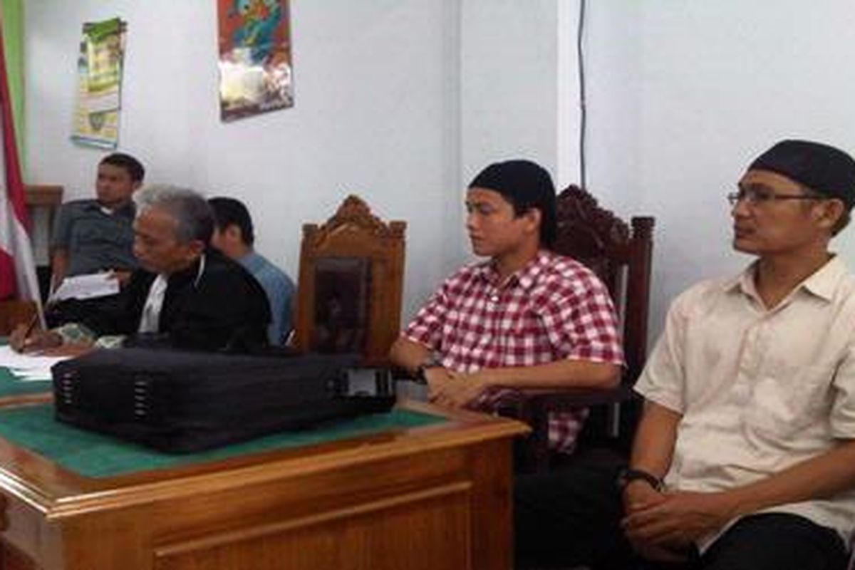 Sidang lanjutan perkara tindak pidana teroris di Markas Komando Polres Cirebon, Rabu (2/11/2011) siang ini akan digelar di Pengadilan Negeri Tangerang. Sidang dengan agenda mendengarkan keterangan para saksi. Terdakwa Arief Budiman (kanan), Achmad Basuki (kedua dari kanan), penasihat hukum Nurlan (pakai pakaian hitam)
