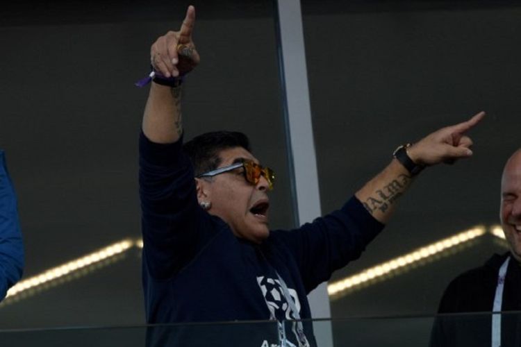 Diego Maradona tampak bersemangat ketika menyantikan lagu kebangsaan Argentina jelang laga Argentina vs Islandia di Stadion Spartak, 16 Juni 2018. 