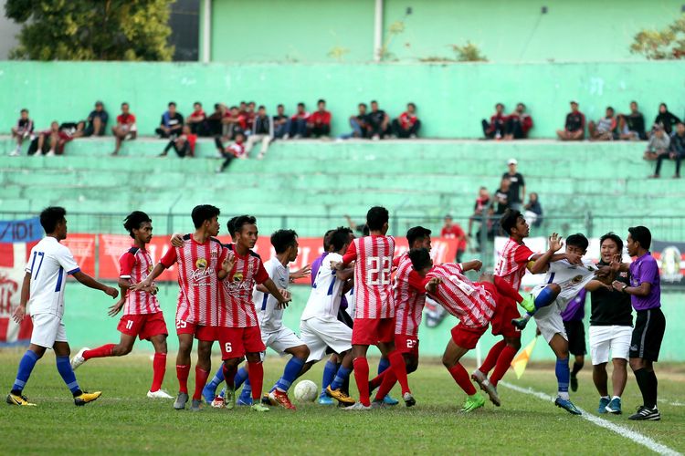 Pada menit 61 terjadi kericuhan yang berawal dari perkelahian antara dua pemain Persema Malang dan Deltras Sidoarjo dalam lanjutan putaran kedua Liga 3 Jatim di Stadion Gajayana Malang, Jawa Timur, Minggu (06/10/2019) sore.